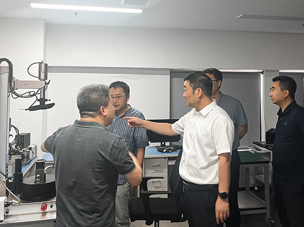 西咸新区沣东新城管委会领导一行莅临光衡光电考察指导(3) a287eb5dc528e074db1111666ba811f.jpg